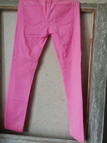 Pantalon rose clair.