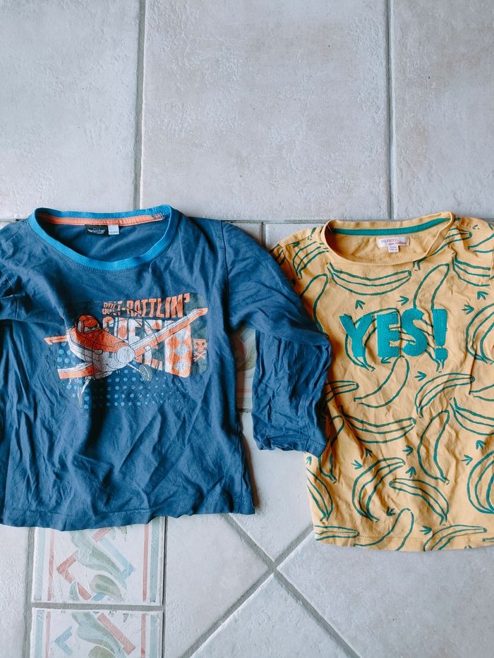 Lot de 1 tee shirt manches courtes 5 ans et 1 tee shirt manches longues 6 ans
