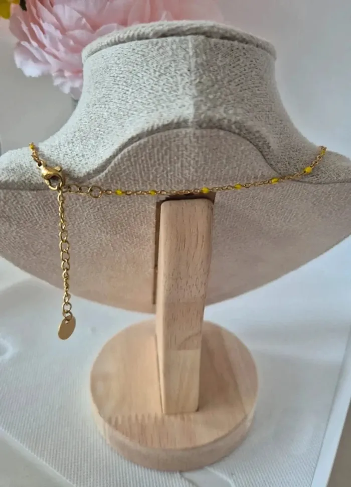 Parure de 2 bijoux en acier inoxydable dorée avec perles en résines jaunes - photo numéro 3