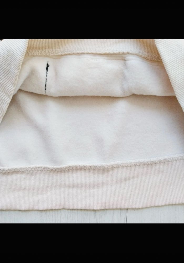 sweat Zara femme de couleur écru avec un imprimé visage et un col côtelé. - photo numéro 4