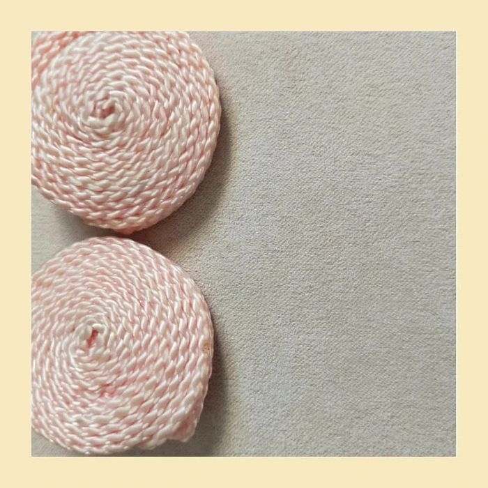 Boucles d’oreilles clip vintage – Ronds faits main rose pâle