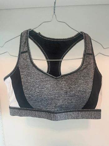 Brassière de sport grise, détails noirs et blancs