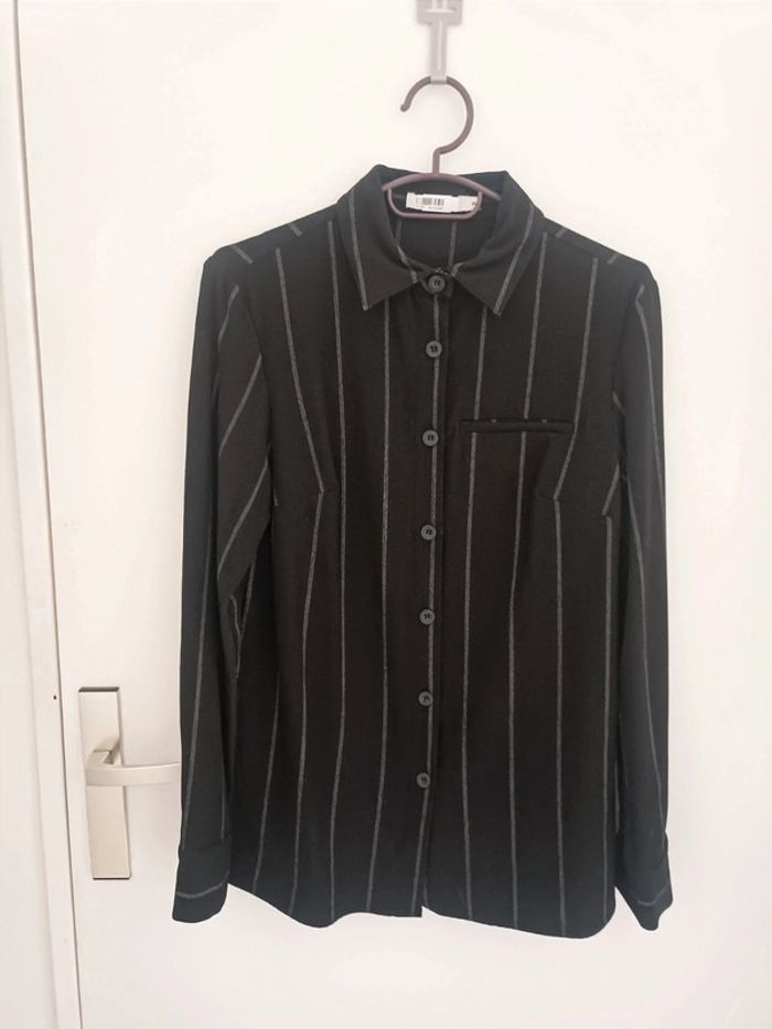 Chemise noir rayures blanches Taille 36 Na-Kd En très bon état - photo numéro 2
