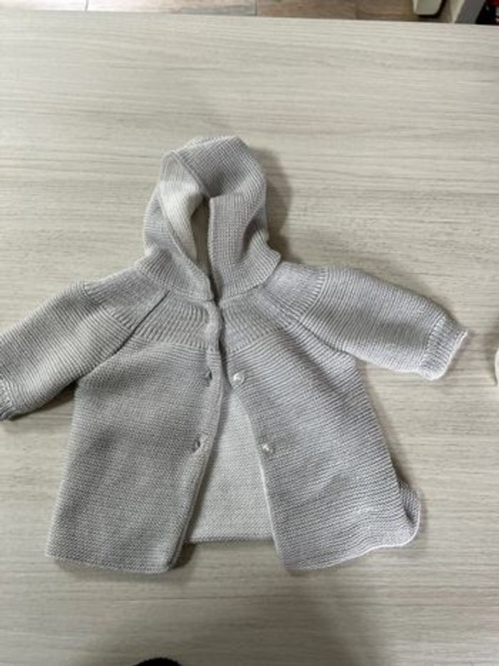 2 gilets blanc et gris 1 mois - photo numéro 5