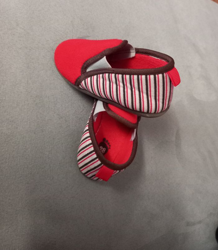 Chaussons neufs 23