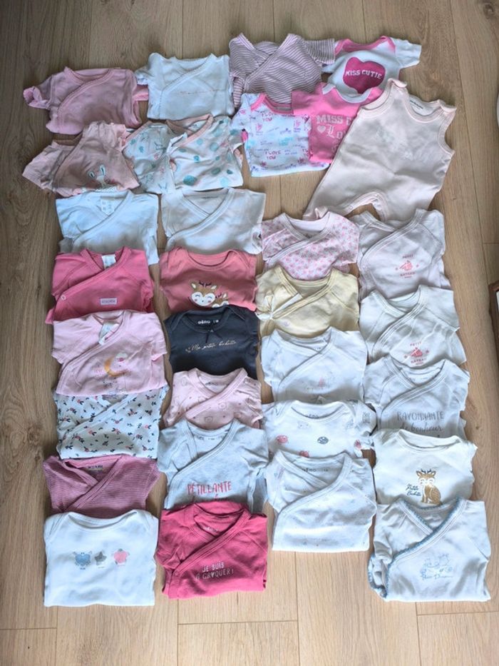 Lot de 22 bodies manches longues et 10 manches courtes (Absorba, Gemo,etc) - 1 mois