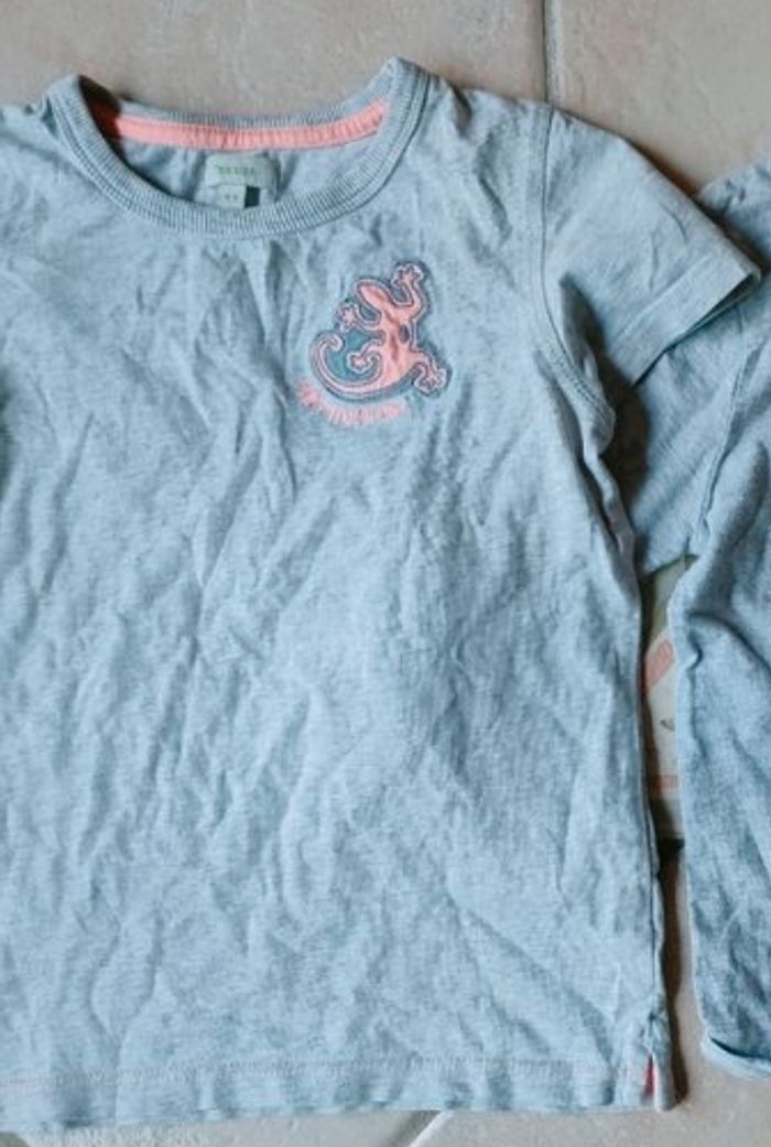 Lot taille 4 ans de 1 tee shirt manches courtes et 1 chemise manches longues - photo numéro 2