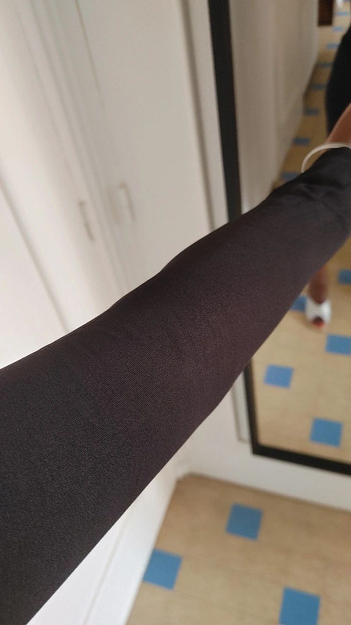 Petite robe noire gainante - photo numéro 5
