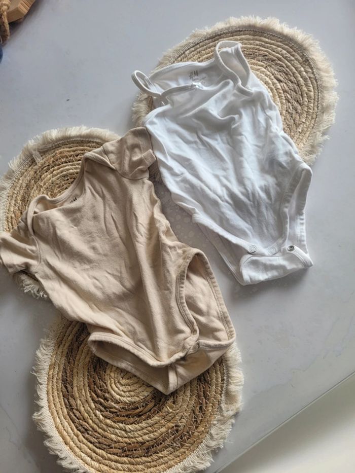 Lot 2 bodys H&M taille 12mois 1 à bretelle et 1 manches courtes