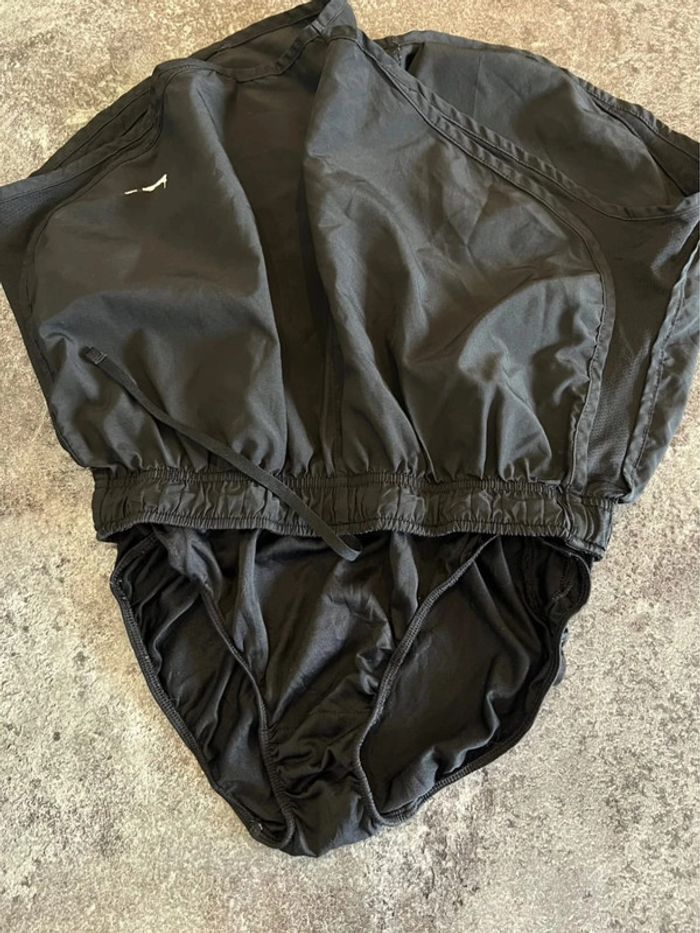 Short sport noir femme Nike taille M Pantalón corto deportivo mujer Pantaloncino donna Damen - photo numéro 4
