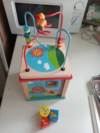 Cube d'éveil en bois 