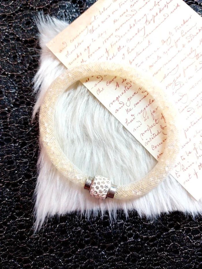 Magnifique bracelet avec filet transparent et perles