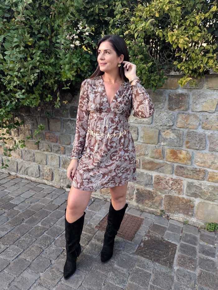 Robe fluide Strasbourg marron/beige
Taille M = ok pour 38
Col en V, doublée, motif bandana