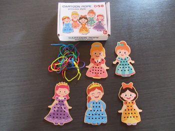 Jeu d'enfilage (laçage) princesses en bois neuf