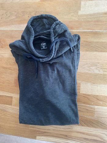 Pull fin à capuche. Kaki comme neuf.