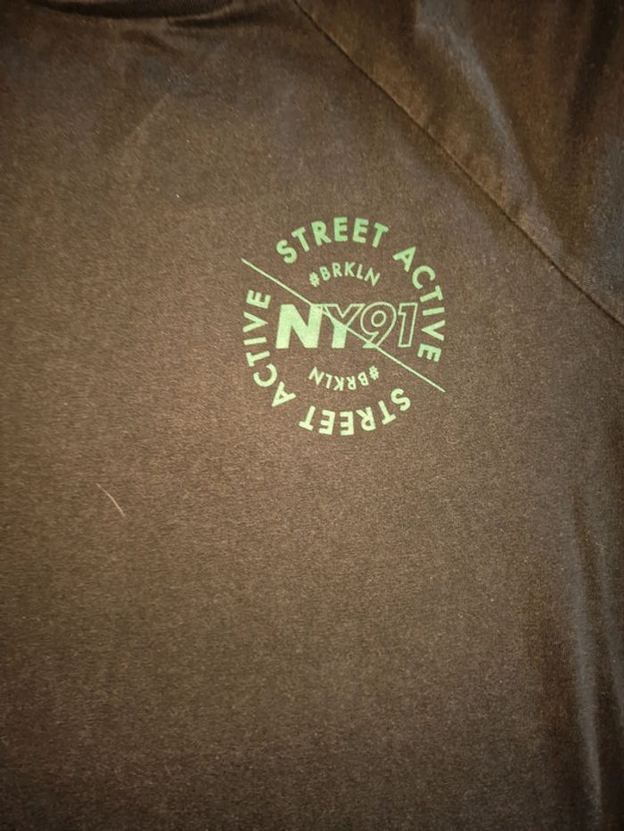 T shirt noir et vert - photo numéro 2