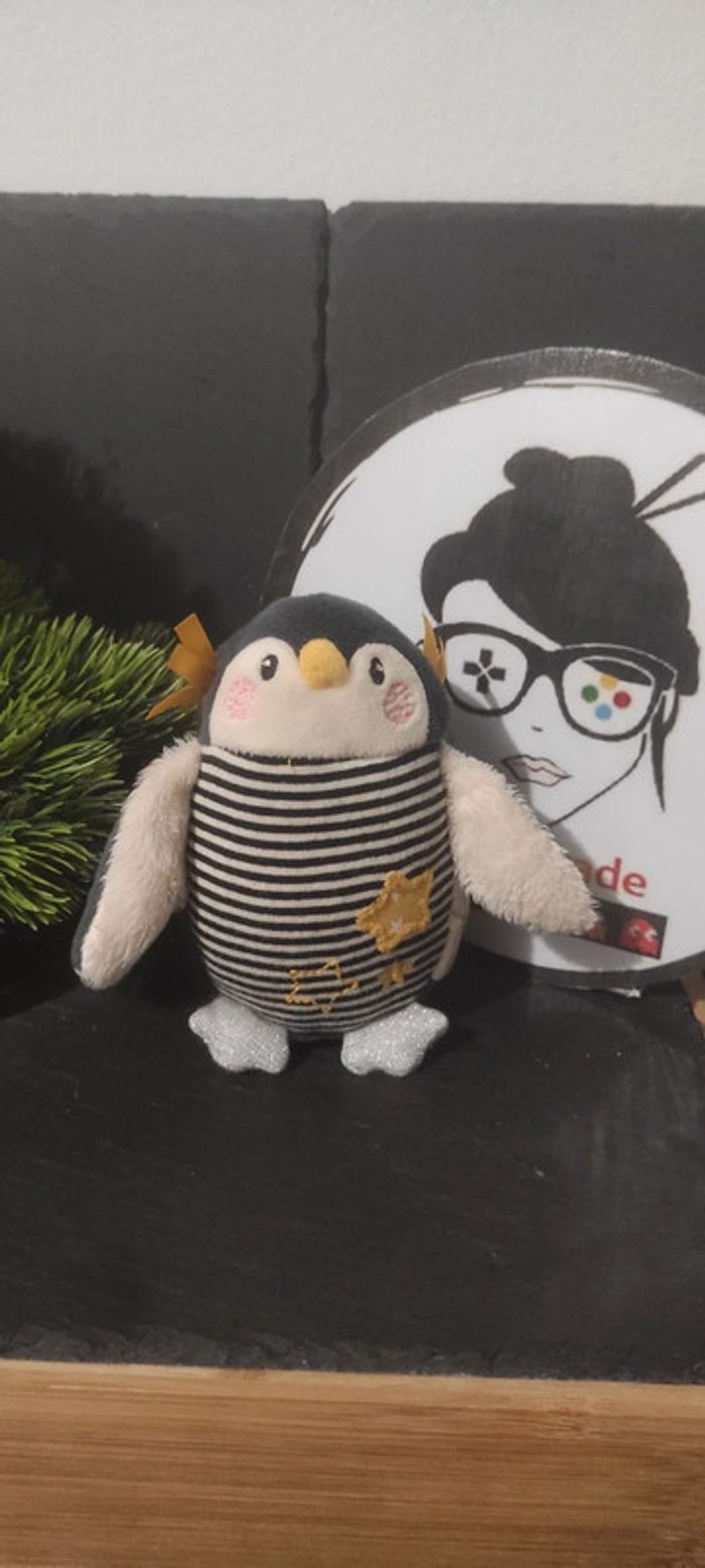 Peluche galipette pingouin Les Nanouks moulin roty hochet grelot bleu blanc étoile rayé