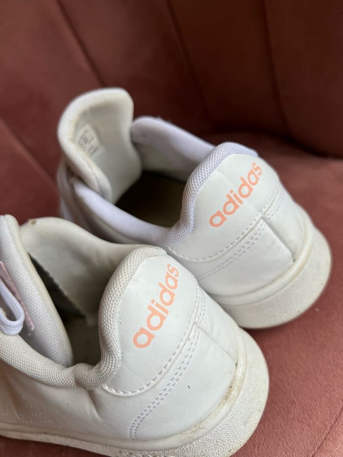 👉 Baskets Adidas blanches – Taille 41 – Classiques et confortables 🤍 - photo numéro 5