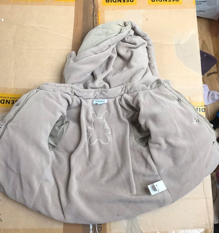 Manteau/doudoune à capuche  doublé polaire taille 6mois - photo numéro 3