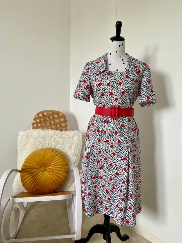 Robe vintage à pois rouge