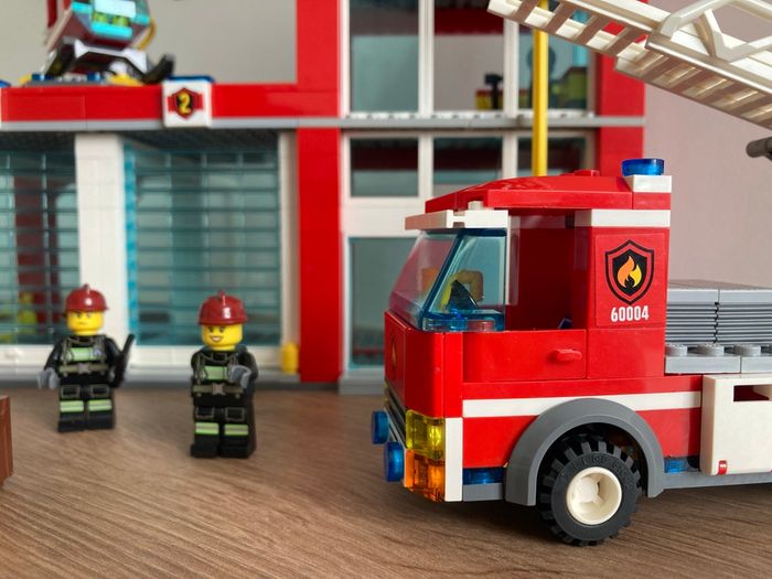 Lego City 60004 - La caserne des pompiers - photo numéro 2