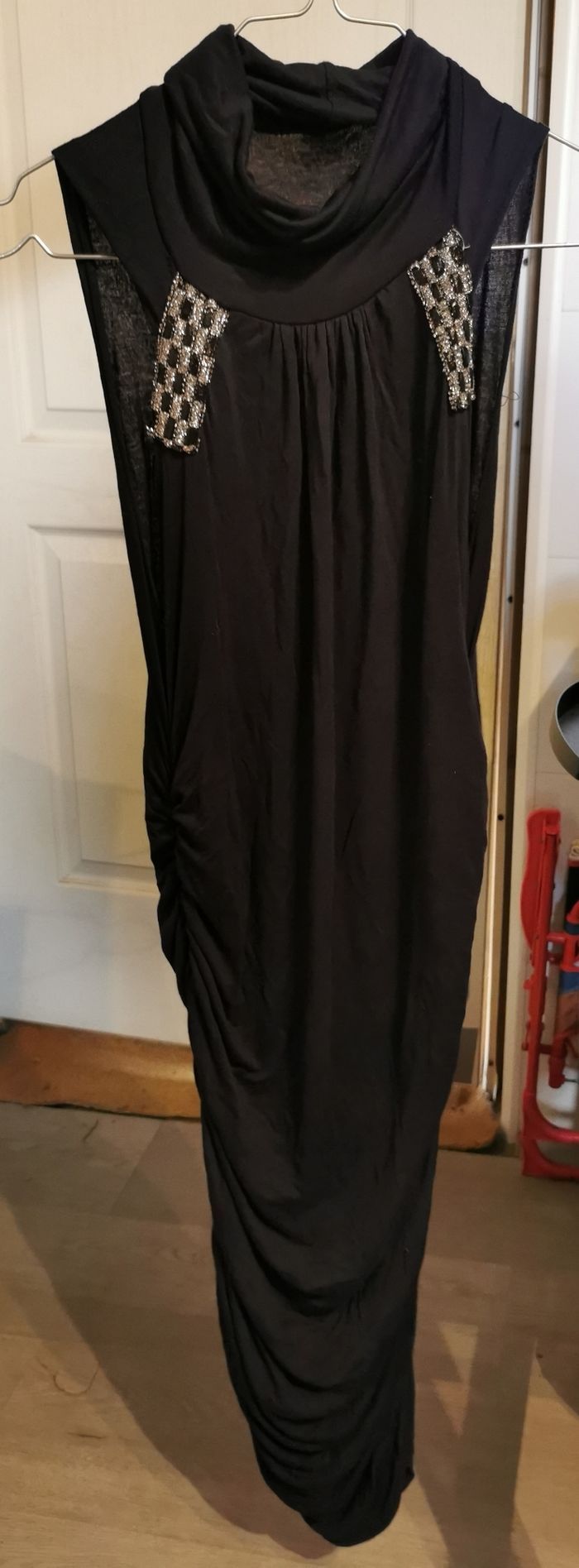 Robe sans manche col rouler bleu marine foncé (ce voit mal sur la photo) neuve taille m 38 elastique (extensible) tres moulante