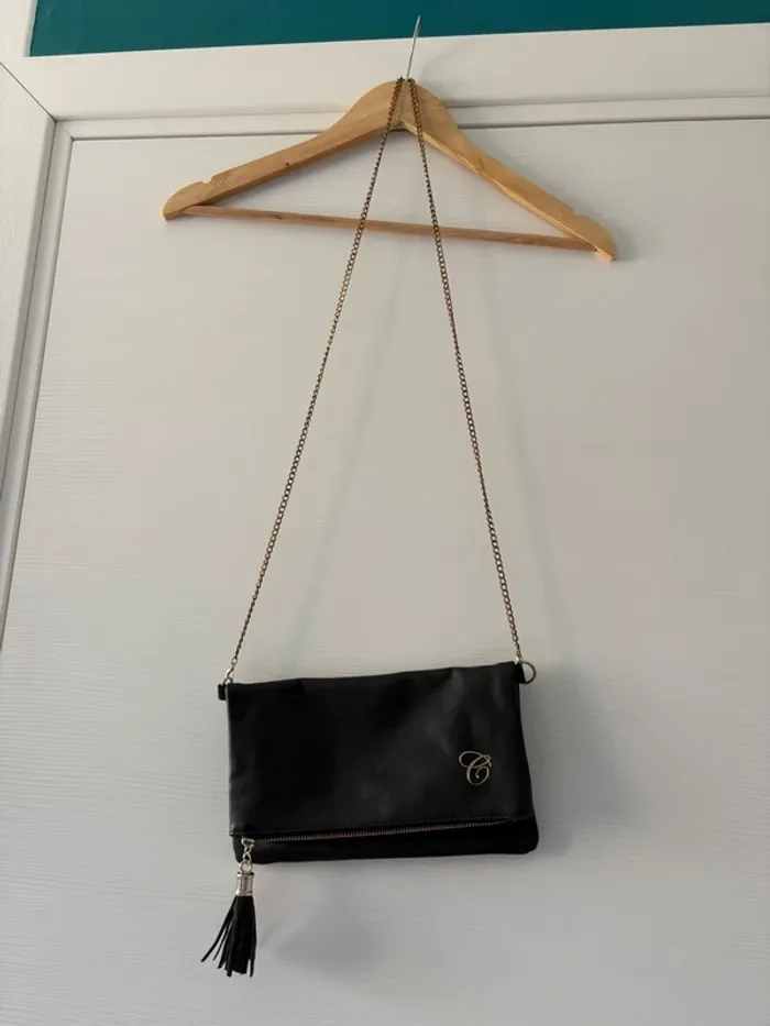 🔹 Sac noir avec bandoulière dorée – Chic et intemporel 🔹
