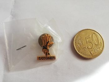 Magnifique pins ancien isotoner