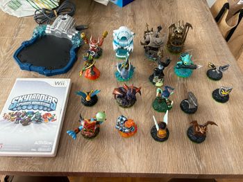 Lot de 18 figurines skylanders spyro’s adventure + jeu nintendo wii.