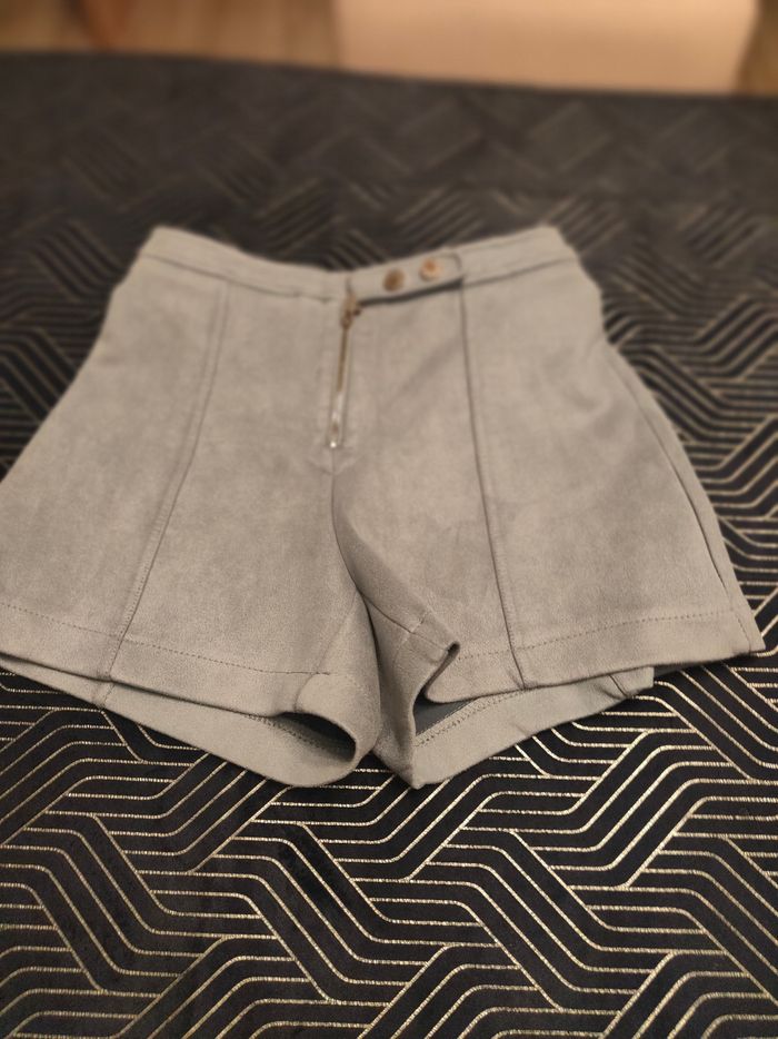 Short Bershka taille 34