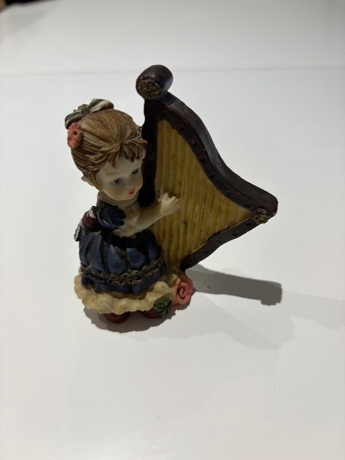 Figurine décorative représentant une fille avec une harpe
