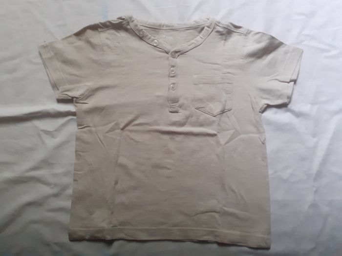 Tee-shirt beige col en V boutonné - photo numéro 2