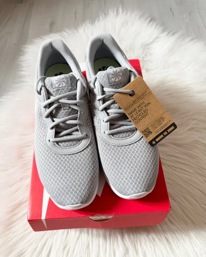 Nike Tanjun – Taille 44,5 – gris/blanc – Neuf avec étiquette - photo numéro 2
