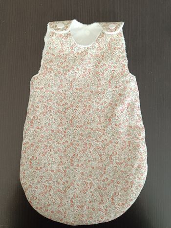 Gigoteuse pour poupée 30 à 35cm motif fleurs roses 