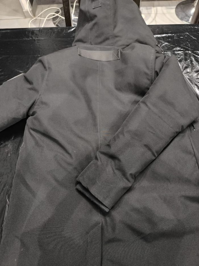 Manteau subprime Bonjour je vend des meubles de maison contactez moi si intéressé(e)  
Canapé- 450 euro 
Table et chaises extérieurs- 35 euro 
4 chaises en osier- 10 euro la pièce 
Dressing- 25 euro 
Barbecue- 150 euro 
Bureau avec etagere et 2 chaises- 3 - photo numéro 3