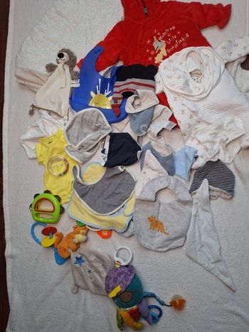 Lot de vêtements garçon bébé naissance et 1 mois + jouets