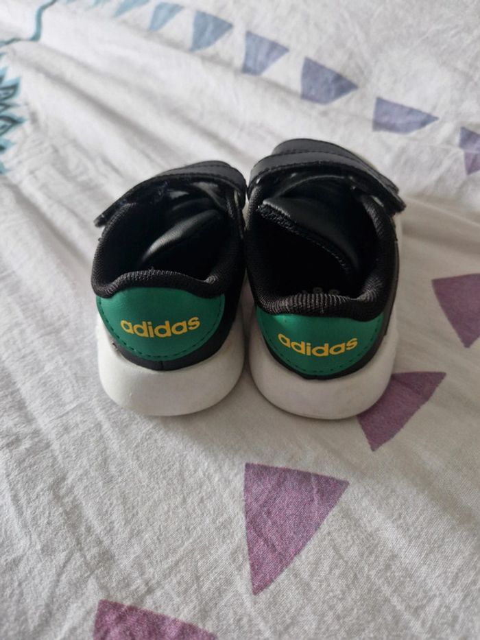Basket Adidas taille 22 - photo numéro 2