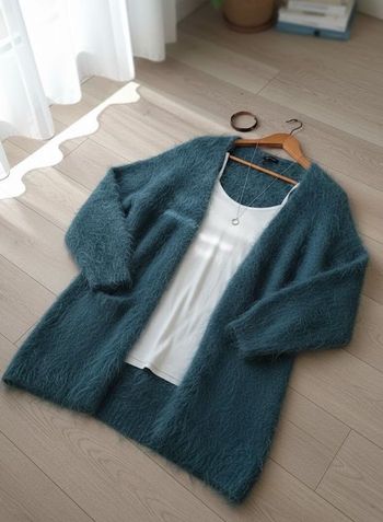 Gilet long bleu canard en maille poilue (effet angora)