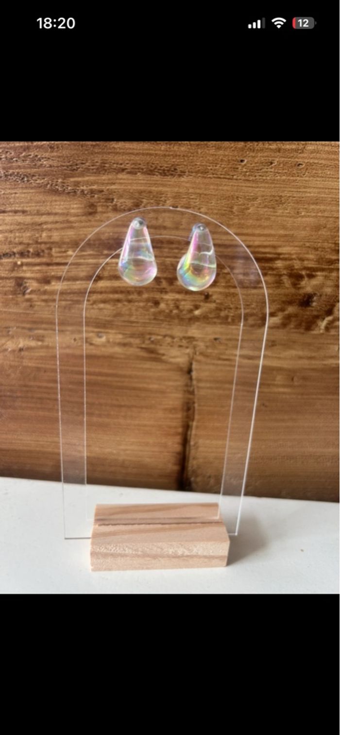 Boucle d’oreille femme goutte transparente