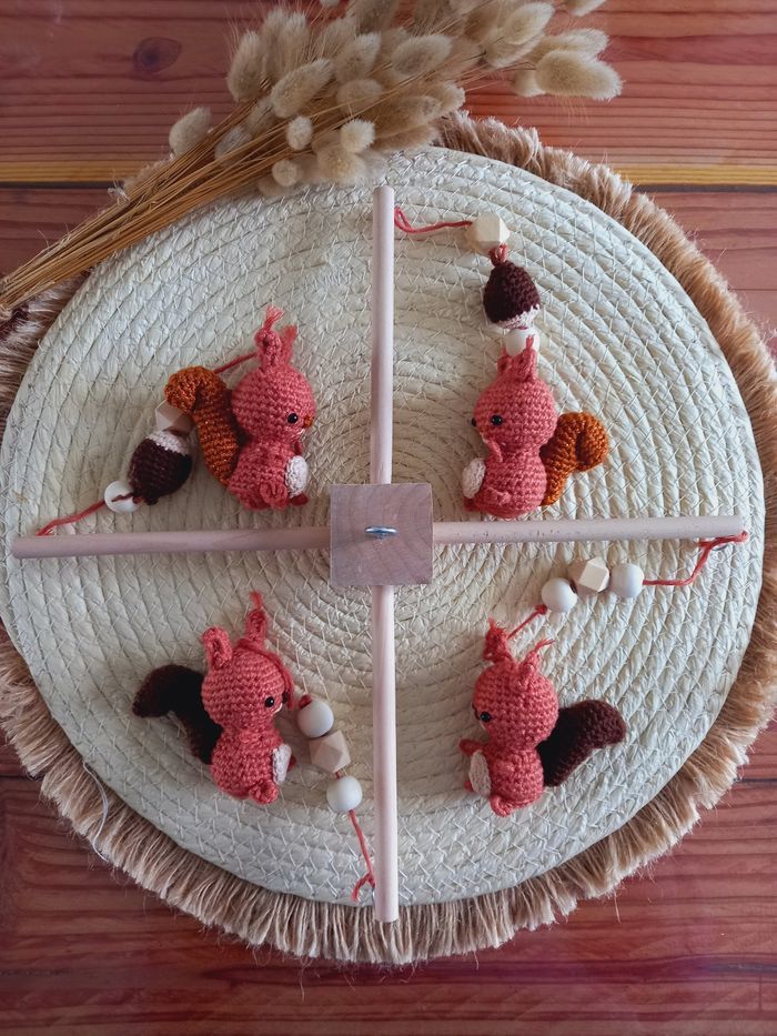 Mobile en bois petits écureuils au crochet perles bois 🐿 - photo numéro 2