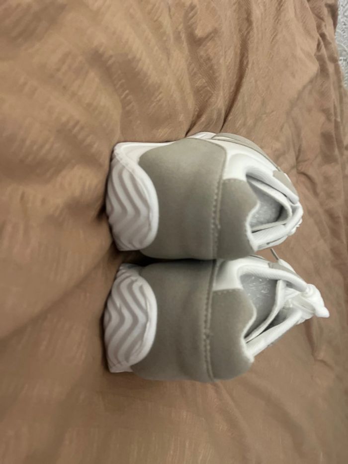 Baskets neuves, couleur blanc gris, pointure 39 - photo numéro 4