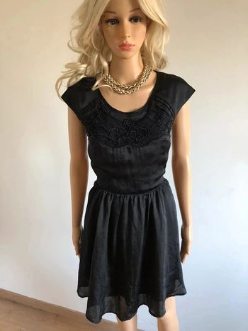 Robe noire satinée avec perles à manches courtes Morgan taille 36 jamais portée