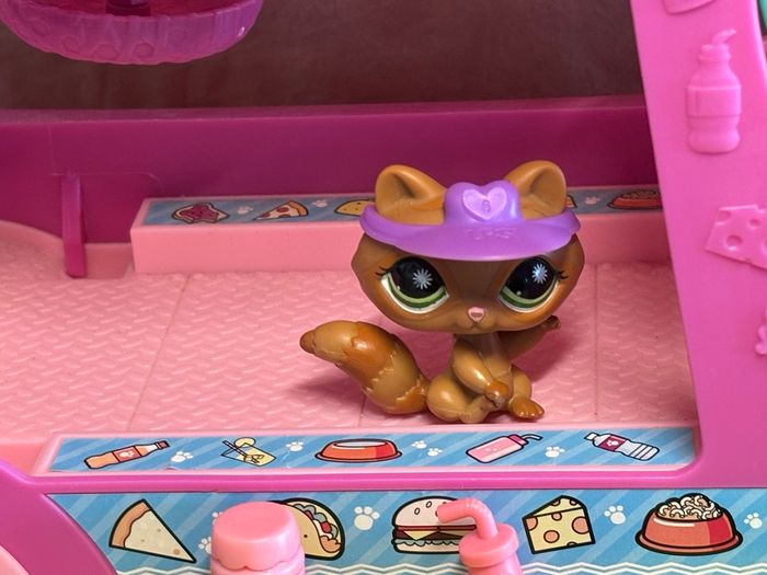 Food truck + accessoires + 3 figurines Littlest Petshop - photo numéro 5