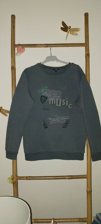 Pull / sweat col rond by Kiabi Excellent état 12 ans