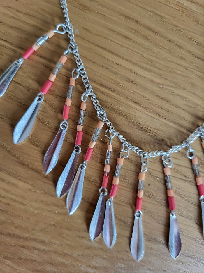 Collier argenté perles ton orange corail et
plumes - photo numéro 4