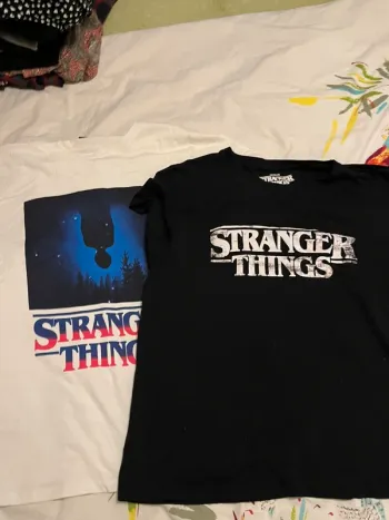 Lot de 2 tee-shirts strange things