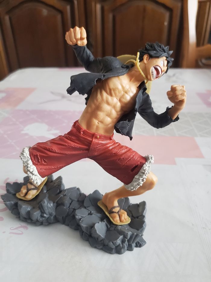 Figurine one piece monkey.d.luffy