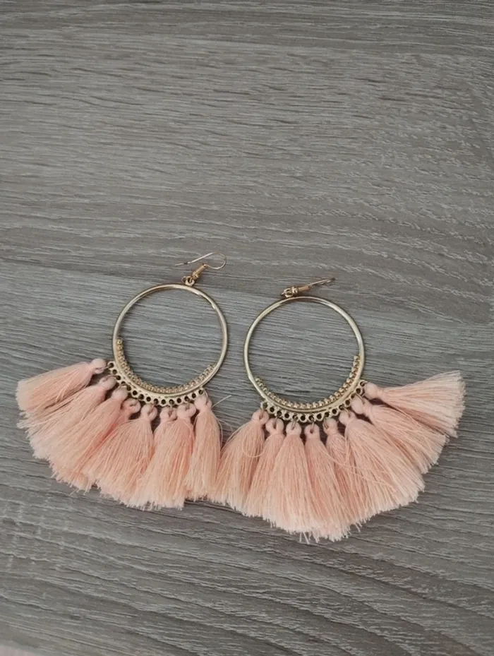 Boucles d'oreilles pompons corail neuves