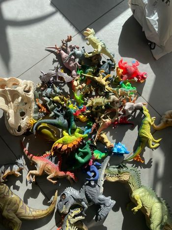 Lot de dinosaures et serpents en l’état