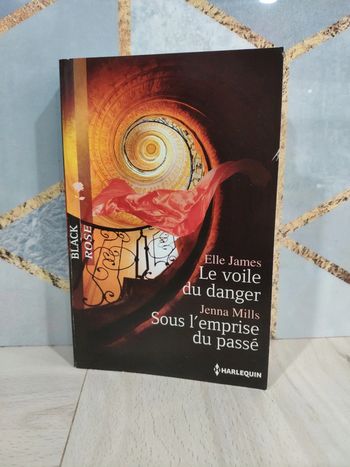 Livre poche Harlequin le voile du danger James Sous l'emprise du passé Mills black rose
